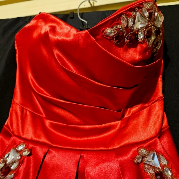 Strapless red dress - Picture 2 of 6